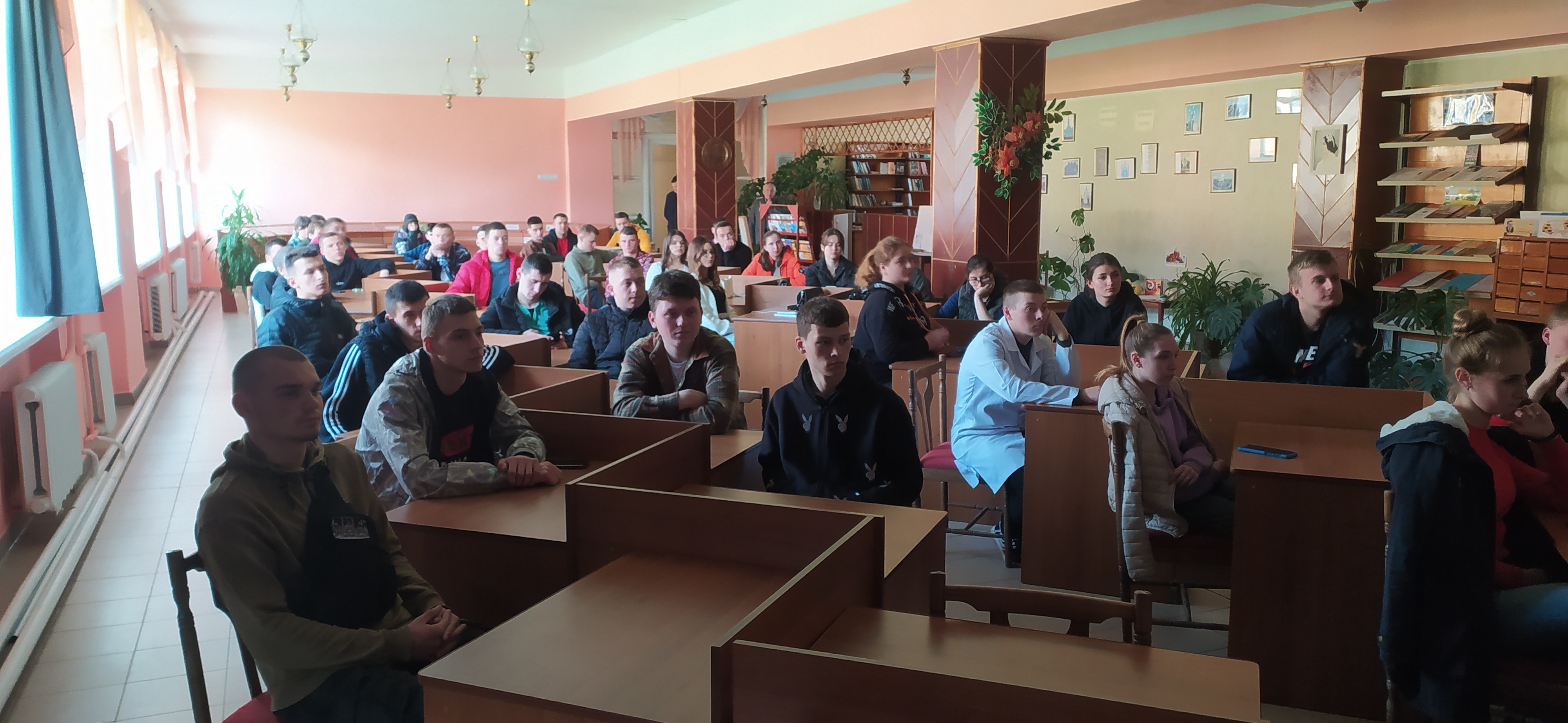 Випускники Бучацького коледжу знайомляться з особливостями вступної кампанії 2023 року